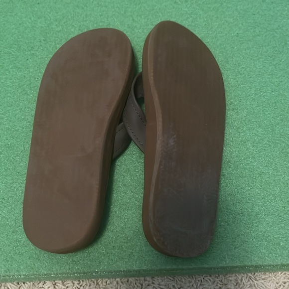 Vineyard Vines Contoured Leather Flip Flops - Picture 3 of 5